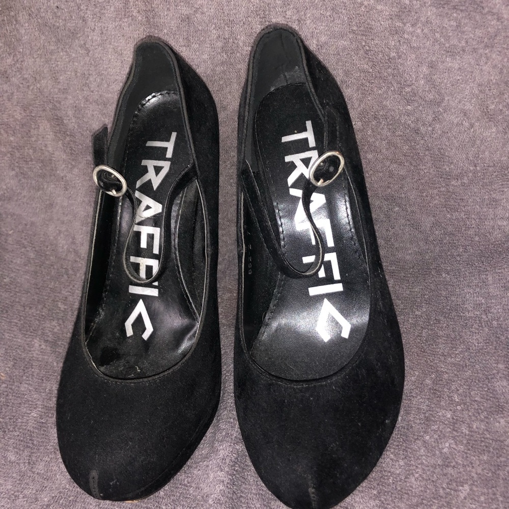 Traffic platform pumps